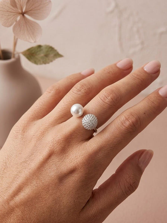 Bague ouverte par devant perle et boule strassée