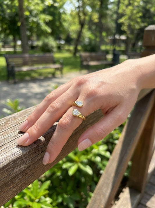 Bague ajustable ornée de deux strass goutte d'eau