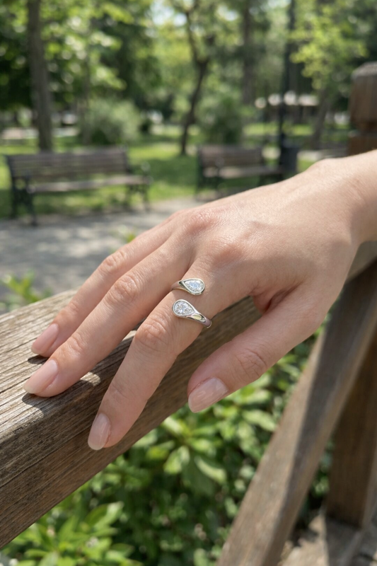 Bague ajustable ornée de deux strass goutte d'eau