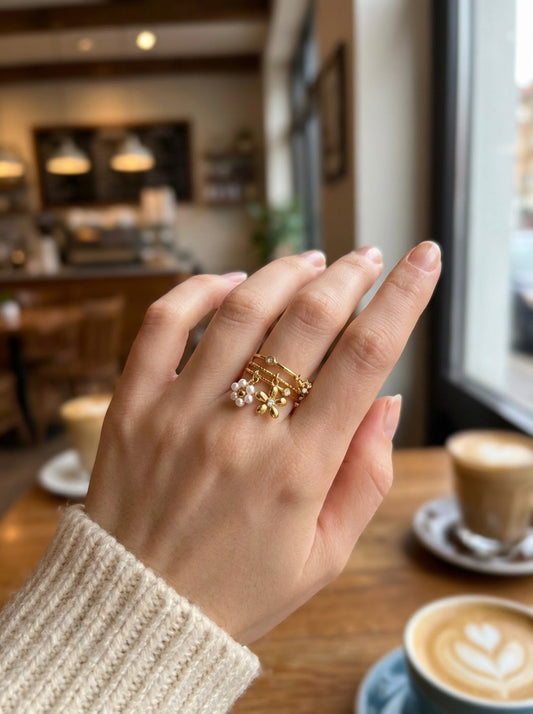 Bague ajustable multi-rangs à fleurs pendantes