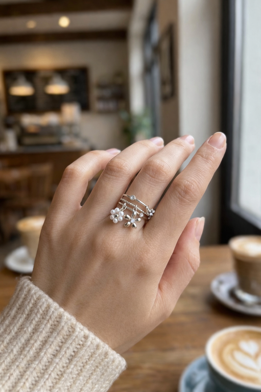 Bague ajustable multi-rangs à fleurs pendantes