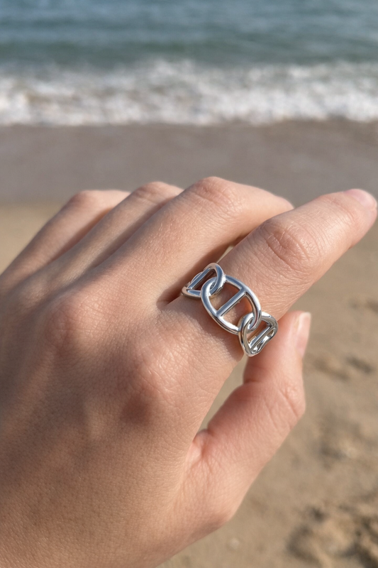 Bague ajustable à larges maillons entrelacés