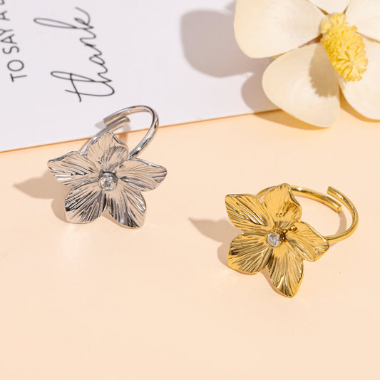 Bague ajustable fleur relief sertie