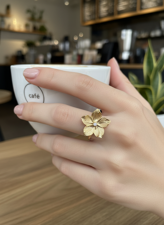 Bague ajustable fleur relief sertie