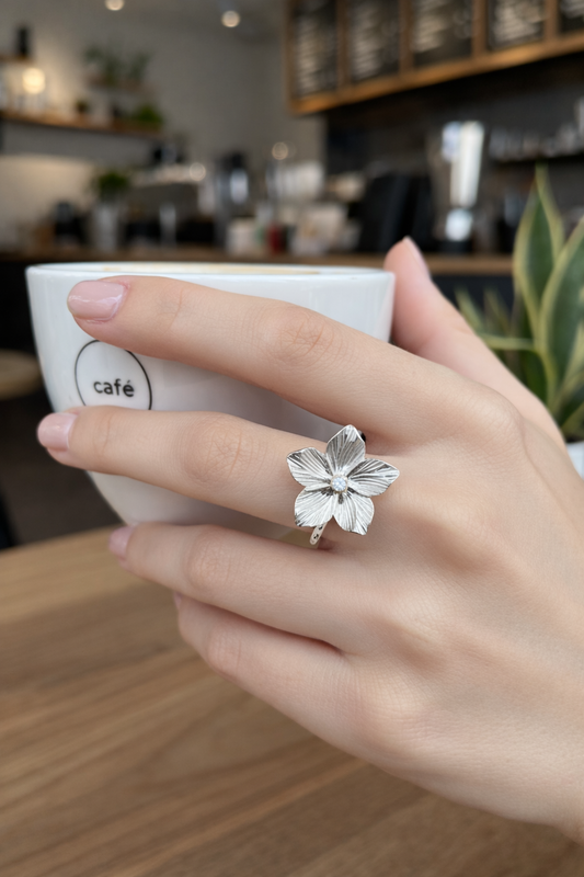 Bague ajustable fleur relief sertie