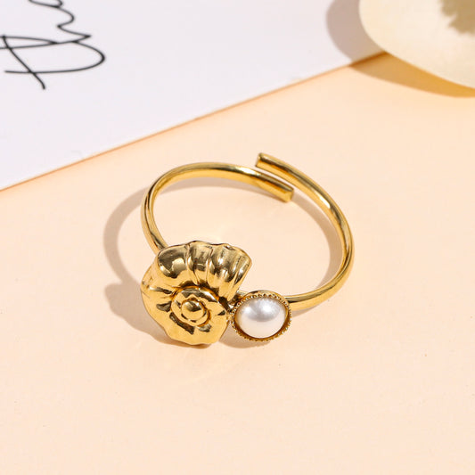 Bague fine dorée ajustable coquillage spiralé avec perle