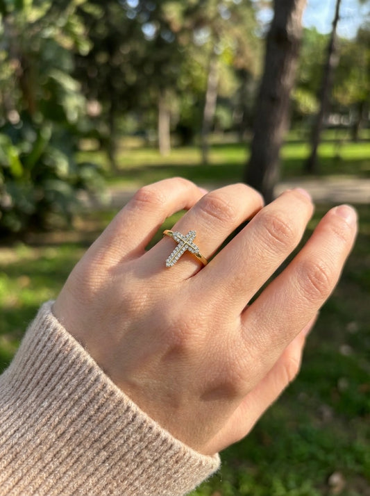 Bague ajustable orné d'un croix strassé