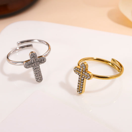 Bague ajustable orné d'un croix strassé