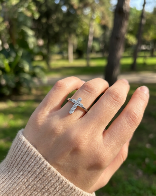 Bague ajustable orné d'un croix strassé