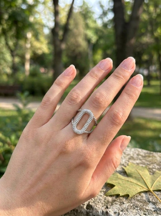 Bague ajustable motif ovale ajouré pavé de strass