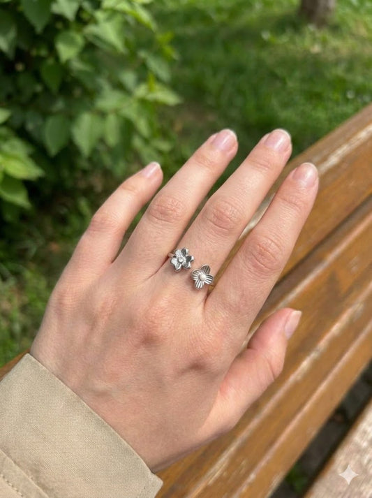 Bague ajustable ornée de 2 fleurs symétrique