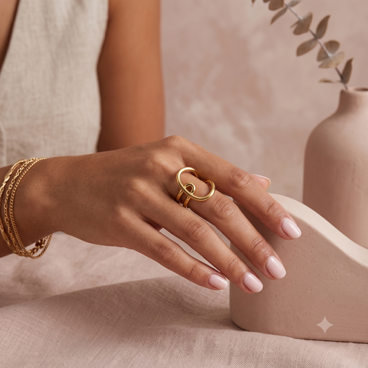 Bague ouverte design boucle sculptée