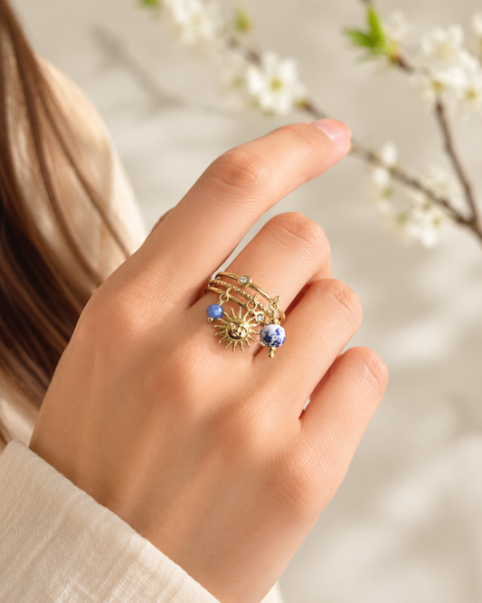 Bague dorée ajustable pendentif soleil et porcelaine bleue