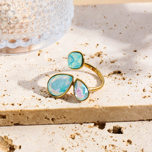 Bague dorée ajustable ornée de 3 pierres irisées