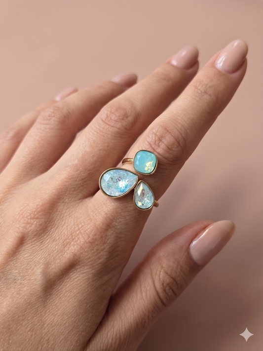 Bague dorée ajustable ornée de 3 pierres irisées