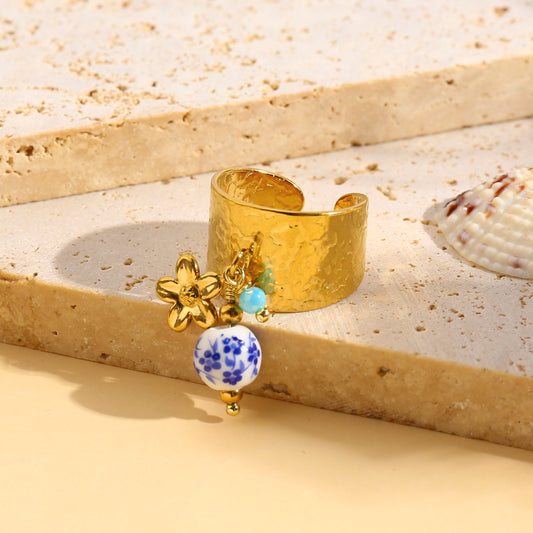 Bague large martelée à breloques doré et céramique bleue
