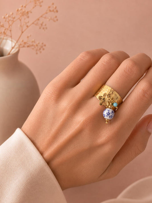 Bague large martelée à breloques doré et céramique bleue