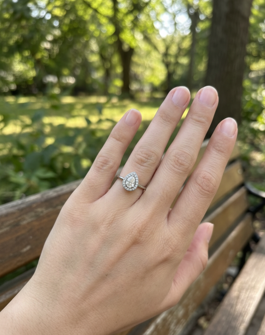 Bague ajustable goutte pavée de strass