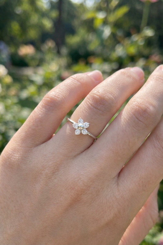 Bague ajustable orné d'une fleur sertie