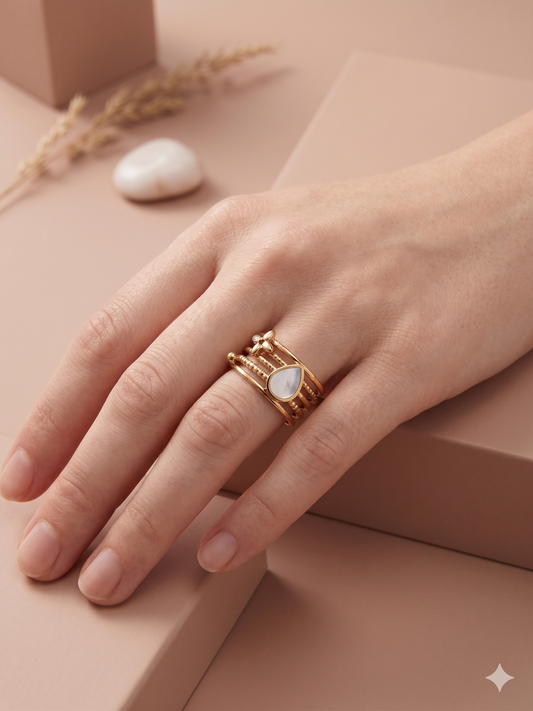 Bague dorée ajustable quatre anneaux goutte nacrée et fleur