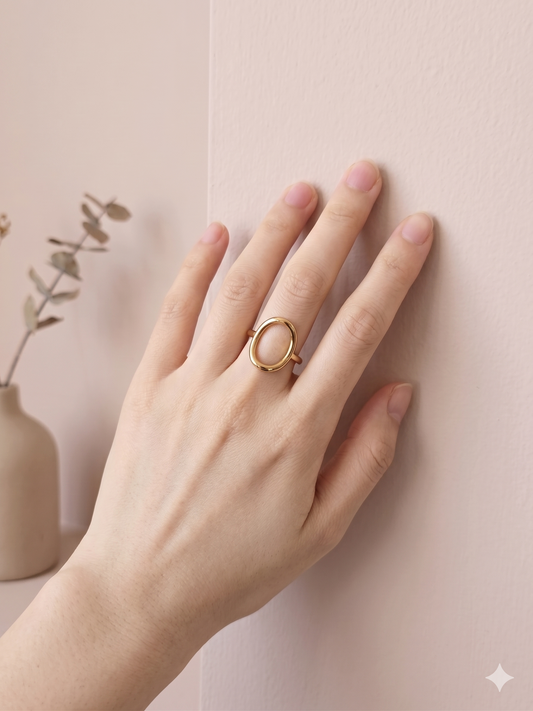 Bague ouverte motif ovale épuré