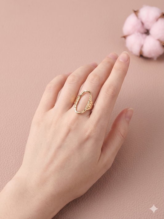 Bague dorée ajustable cercle organique martelé