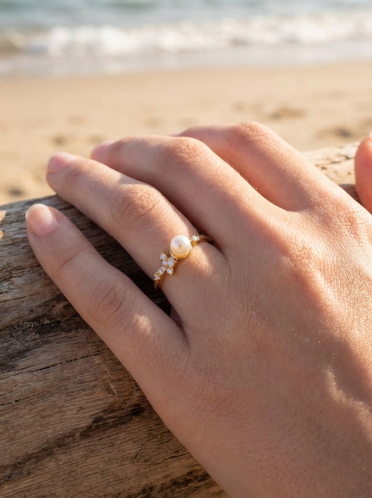 Bague fine dorée ajustable ornée d'une perle et d'un papillon