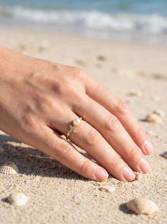 Bague fine dorée ajustable ornée d'une perle et d'un papillon