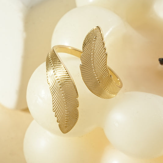 Bague ajustable ornée de deux plumes ciselées