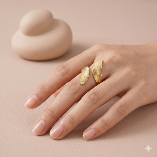 Bague ajustable ornée de deux plumes ciselées