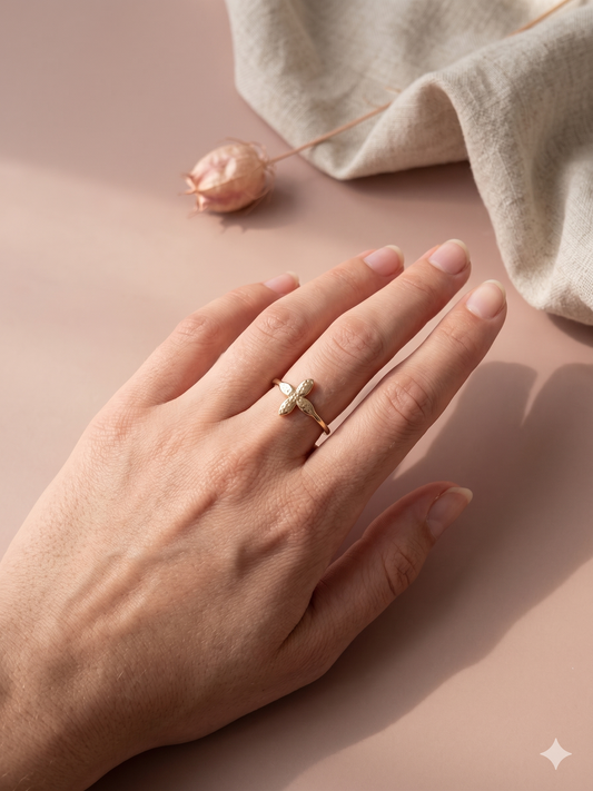 Bague fine ajustable fleur texturée