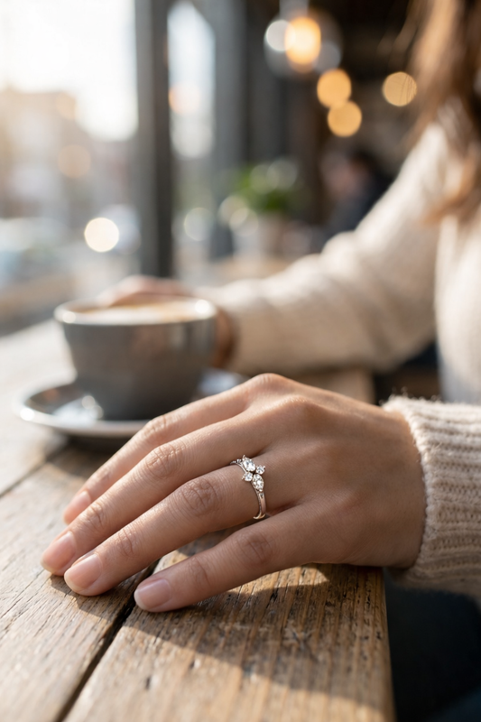 Bague fine ajustable ornée des strass lumineux