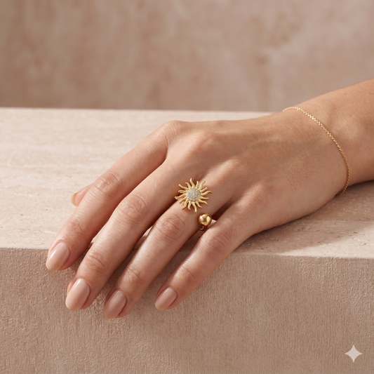 Bague dorée ouverte à l’avant avec soleil strassé et bille