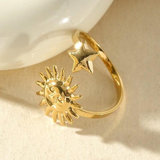 Bague dorée ouverte à l’avant avec soleil au visage et étoile