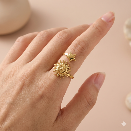 Bague dorée ouverte à l’avant avec soleil au visage et étoile