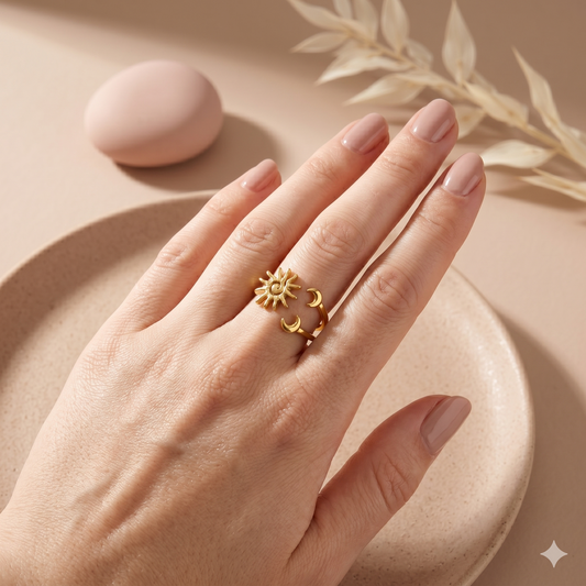 Bague dorée ouverte à l'avant soleil et deux lunes