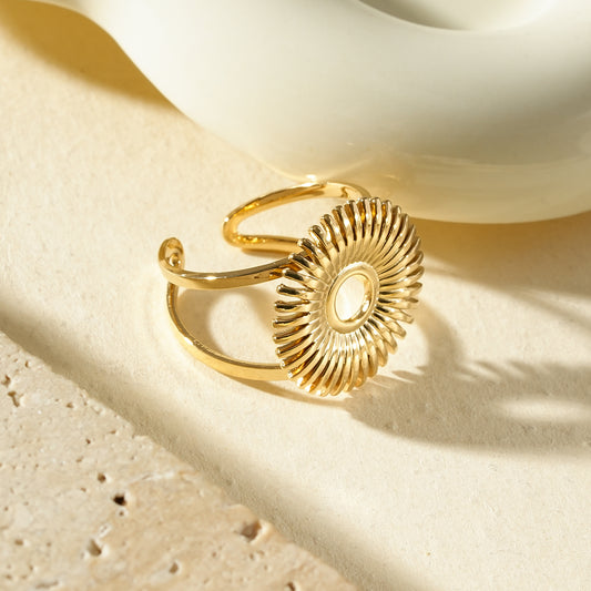 Bague dorée ajustable rosace solaire ajourée