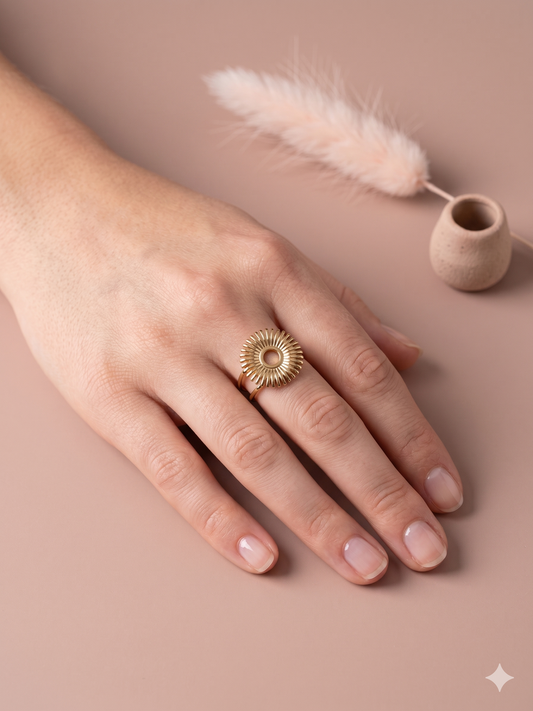 Bague dorée ajustable rosace solaire ajourée