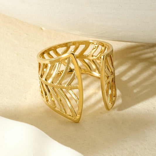 Bague dorée ajustable design feuille nervurée