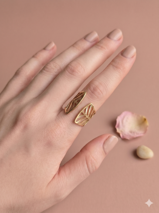 Bague dorée ajustable design feuille nervurée