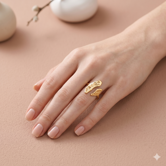 Bague ajustable dorée design martelée asymétrique
