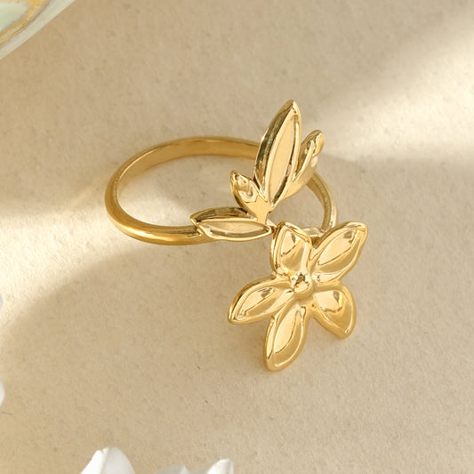 Bague dorée ouverte à l'avant fleur et feuilles