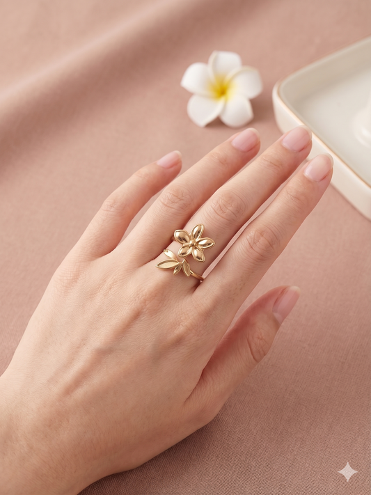Bague dorée ouverte à l'avant fleur et feuilles