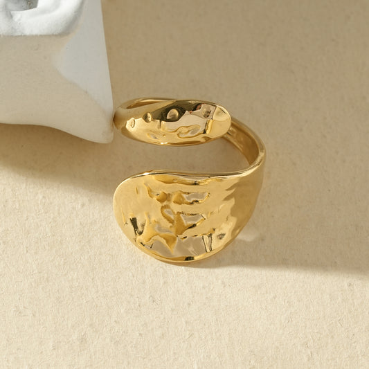 Bague dorée ouverte à l'avant double pastille martelée