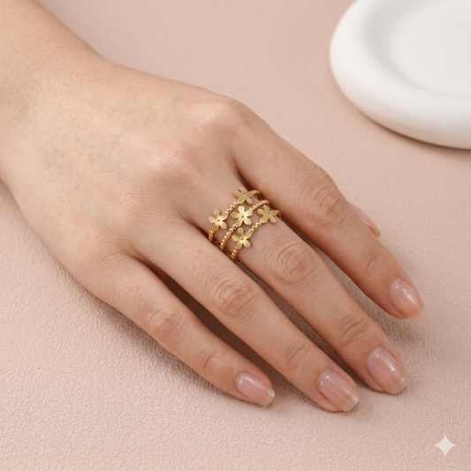 Bague dorée ajustable triple anneau ornée de fleurs