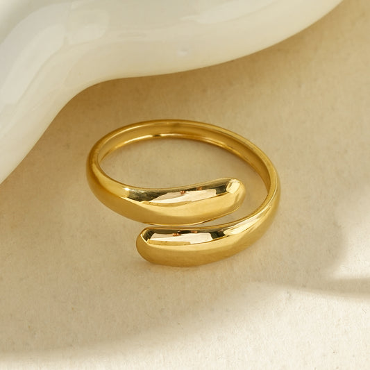 Bague dorée ouverte à l'avant lignes courbes modernes