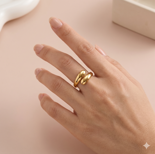 Bague dorée ouverte à l'avant lignes courbes modernes