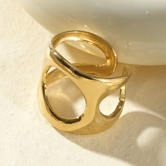 Bague dorée ouverte design ajouré géométrique