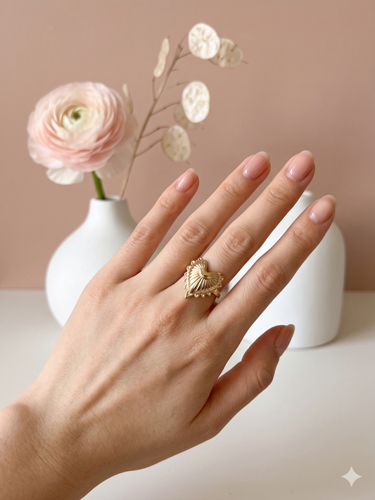 Bague dorée ajustable cœur sacrée et sculptée