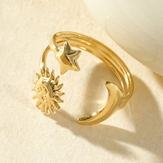 Bague dorée ouverte à l'avant formes lune, soleil et étoile